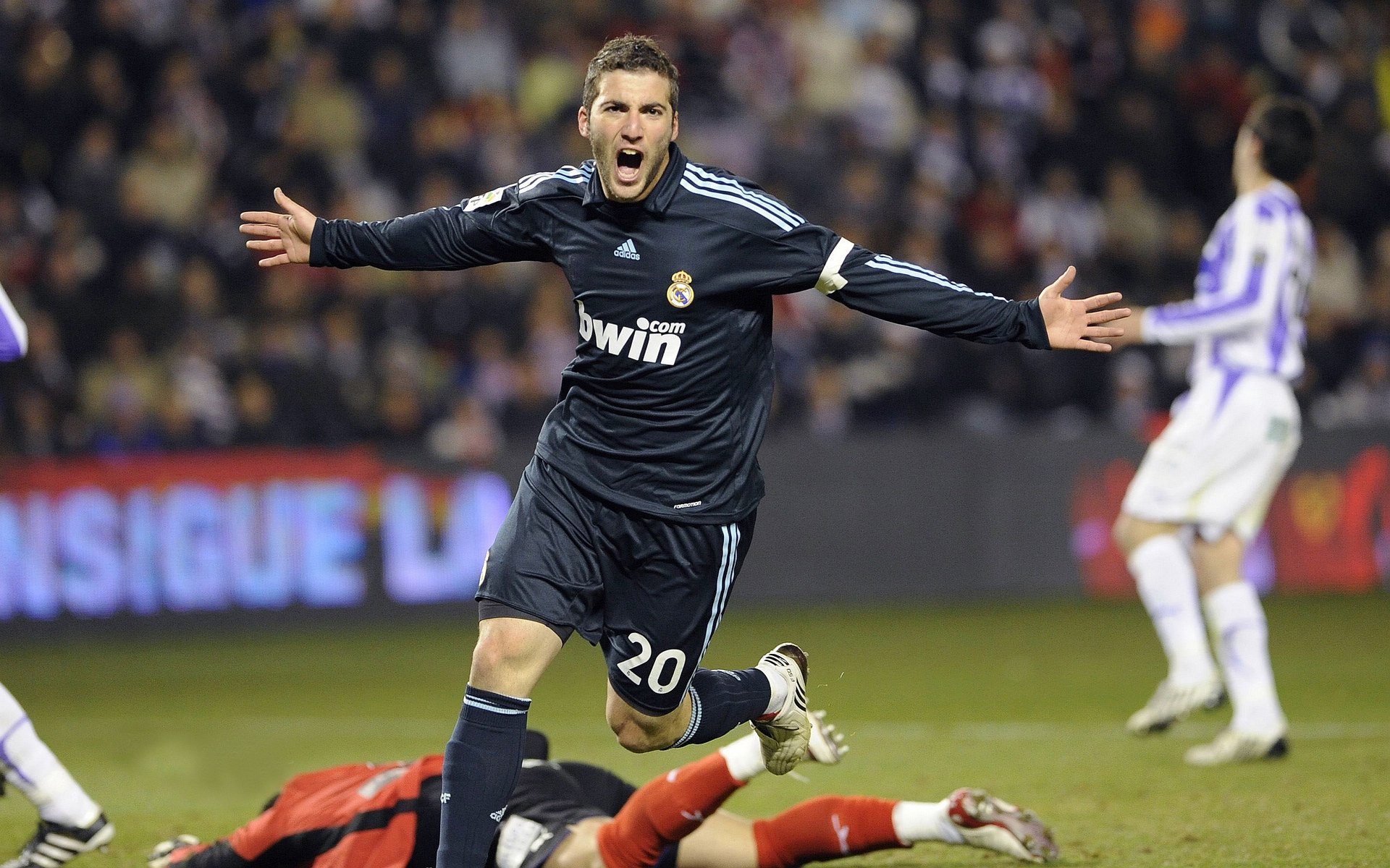 德甲：裁判争议引发热议，德甲场地